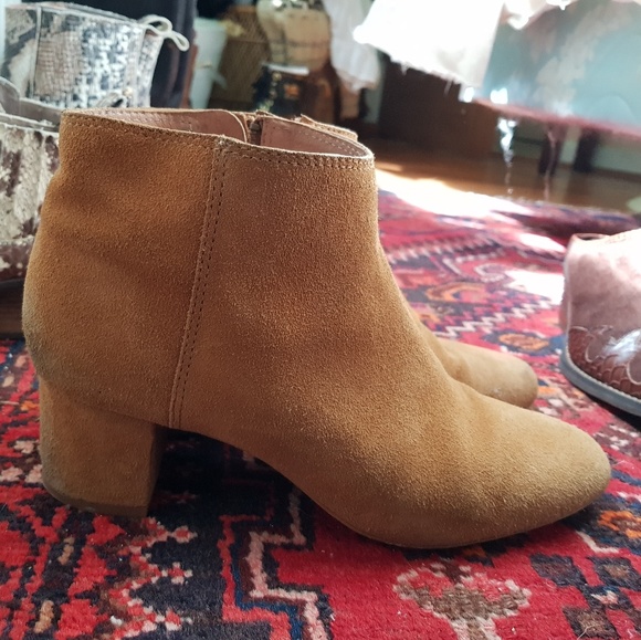 madewell suede booties in tan/sand. - Picture 3 of 4